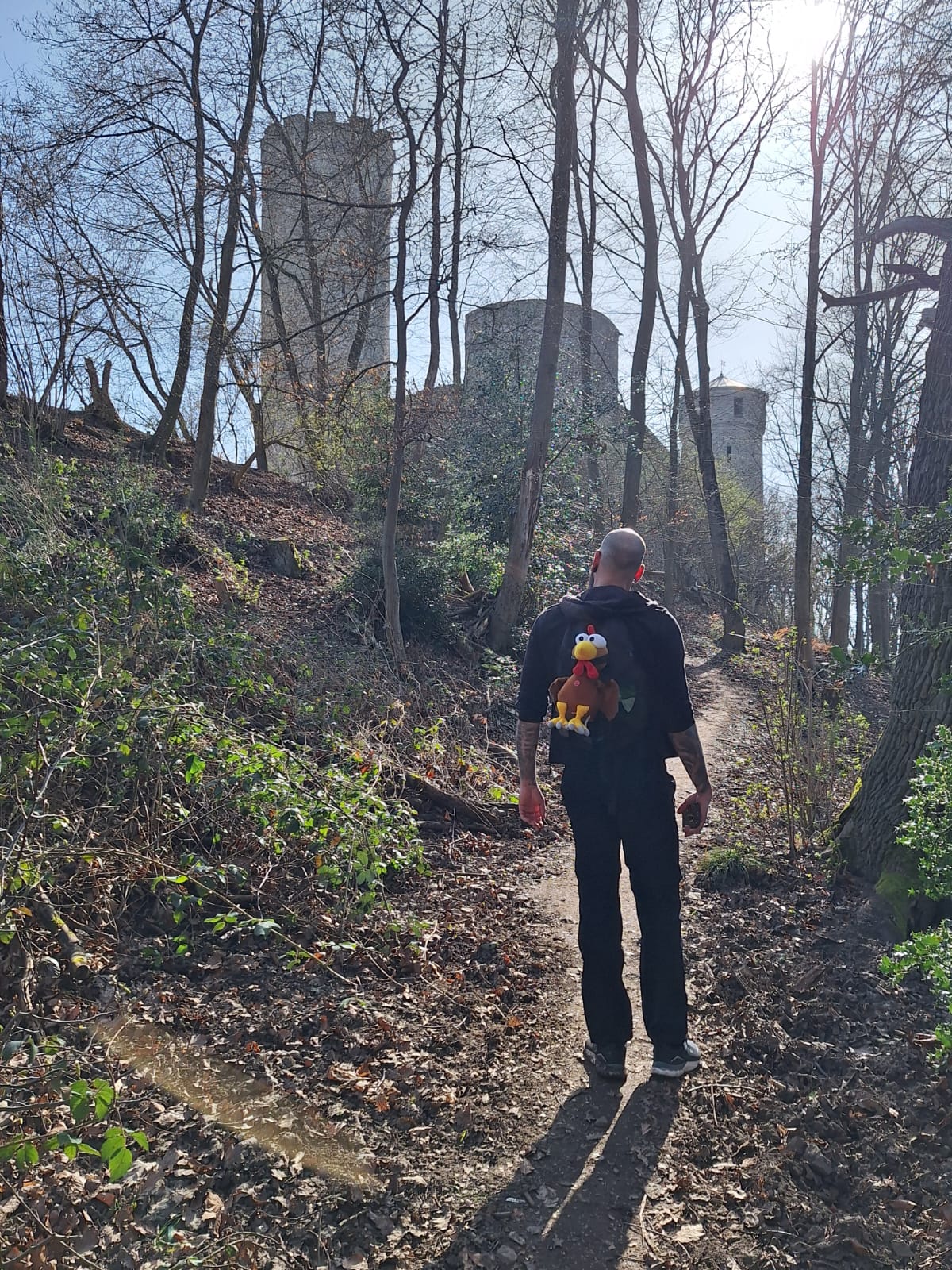 Christian mit Moorhuhn Marlies vor der Laufenburg